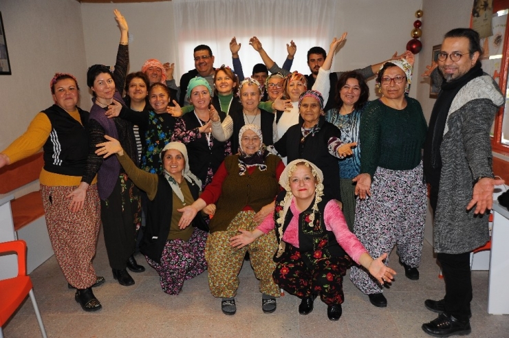 Gündüz Bağ Bahçede, Akşam Tiyatro Sahnesinde