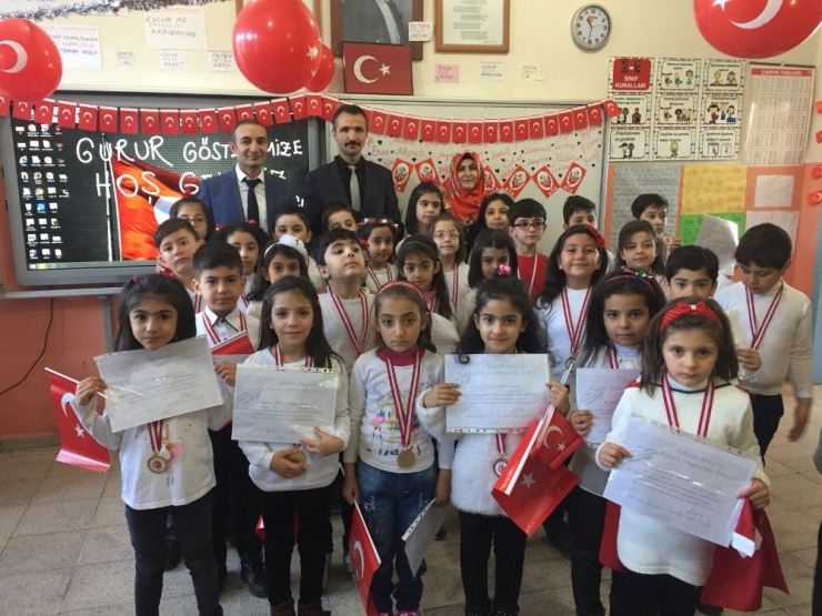 Minik Öğrenciler İstiklal Marşının 10 Kıtasını Ezbere Okudu