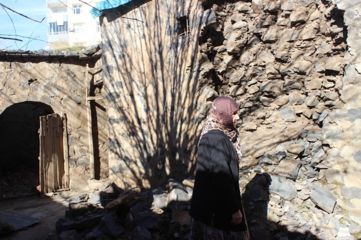 Yaşlı Kadın Harabe Evde Yaşam Mücadelesi Veriyor