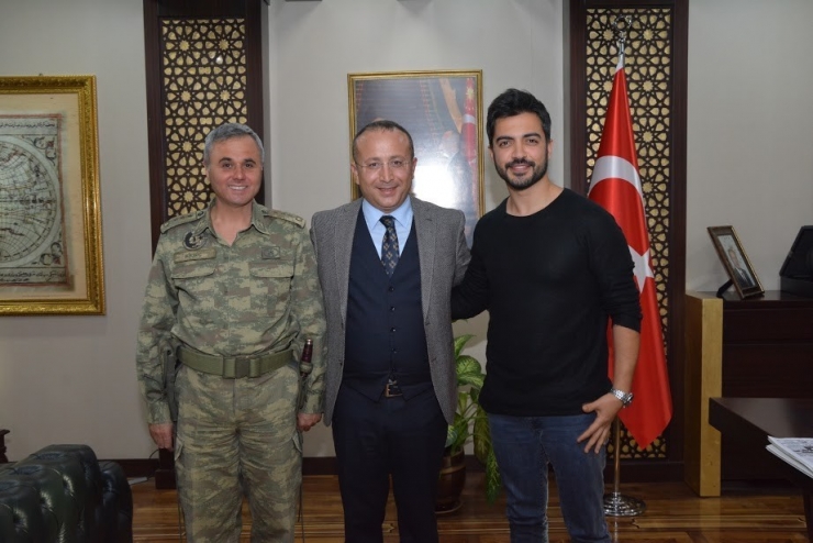 Ünlü Şarkıcı Siirt Valisi Atik’e Ziyaret