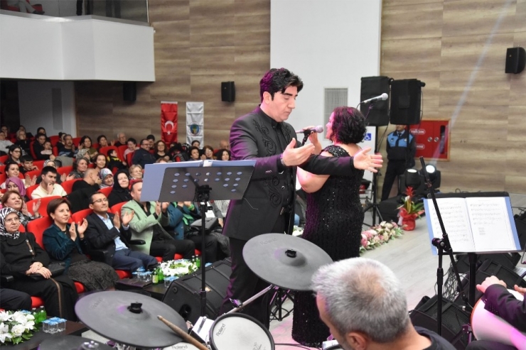 Alaşehir Belediyesi Türk Sanat Müziği Korosu Yılın İlk Konserini Verdi