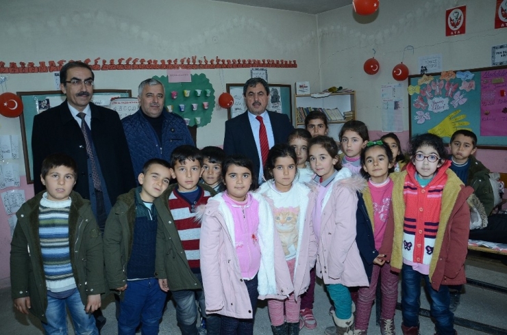 Darende Belediyesi’nden Öğrencilere Mont Yardımı Sürüyor