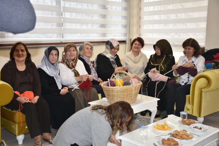 Her İlmek Sevgi İle Örülüyor