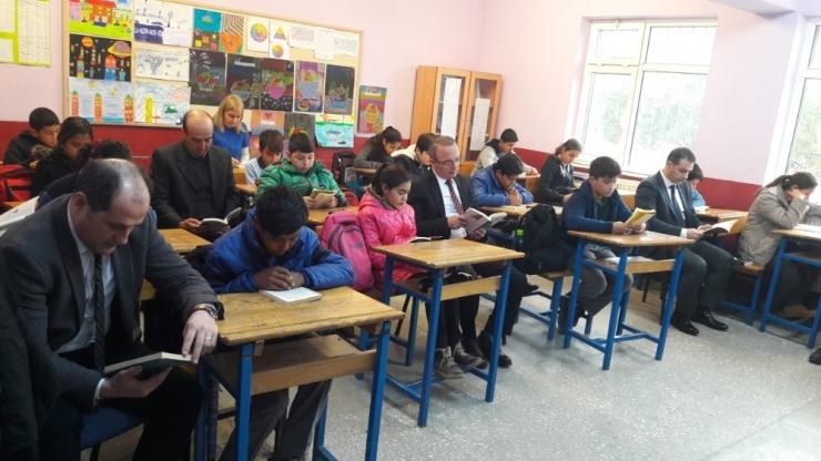 Kaymakam Öner, Pelitköylü Öğrencilerle Kitap Okudu