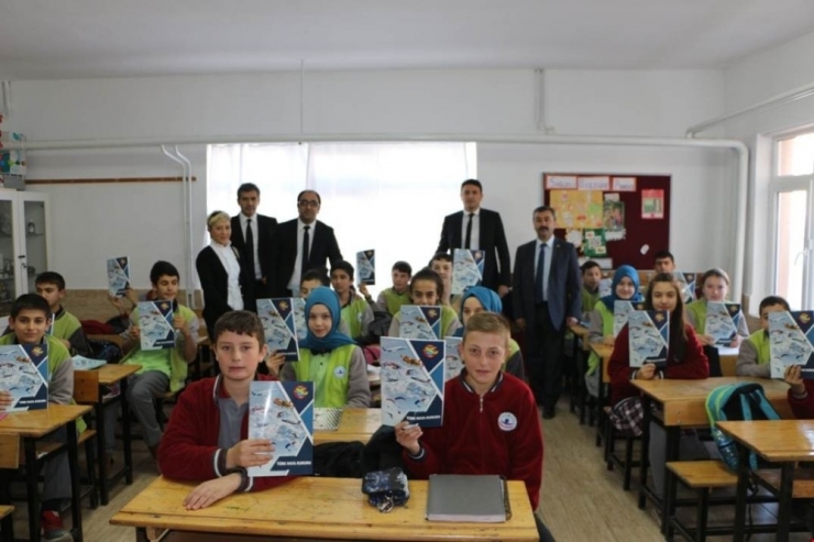 Thk, Öğrencilere Defter Dağıttı