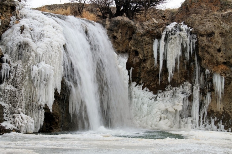 Muradiye Şelalesi Kısmen Dondu
