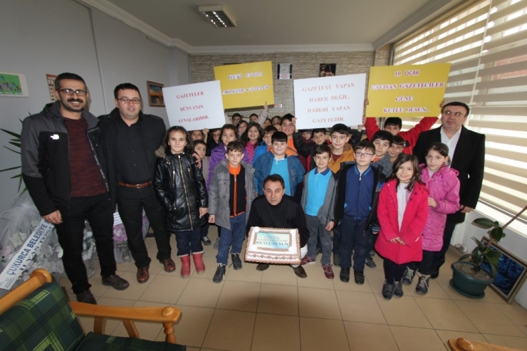 Öğrencilerden Gazetecilere Sürpriz