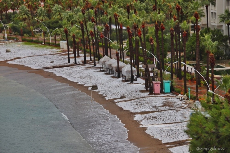 Dolu Marmaris Sahilini Beyaza Bürüdü