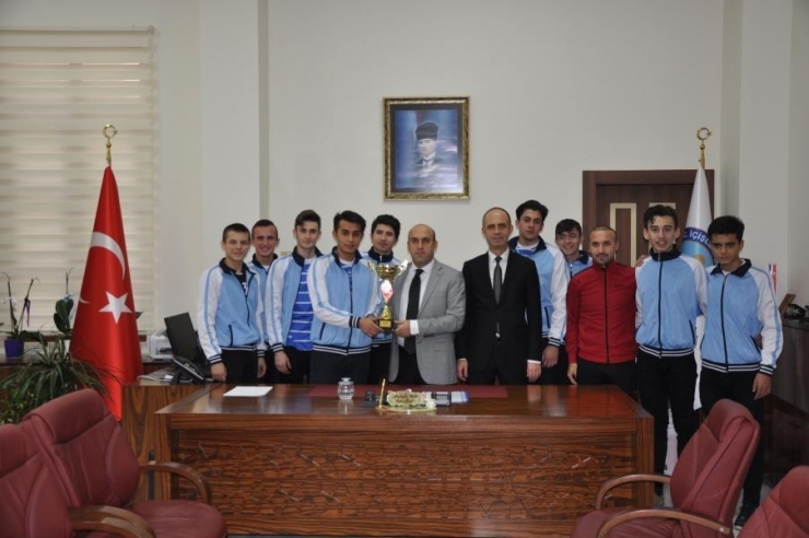 Başarılı Voleybolculardan Kaymakam Can’a Ziyaret