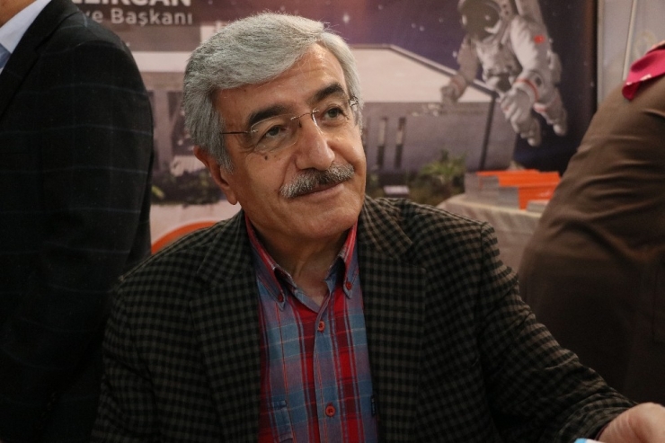 Sosyal Medya Gençlerin Kitap Okumasını Engelliyor