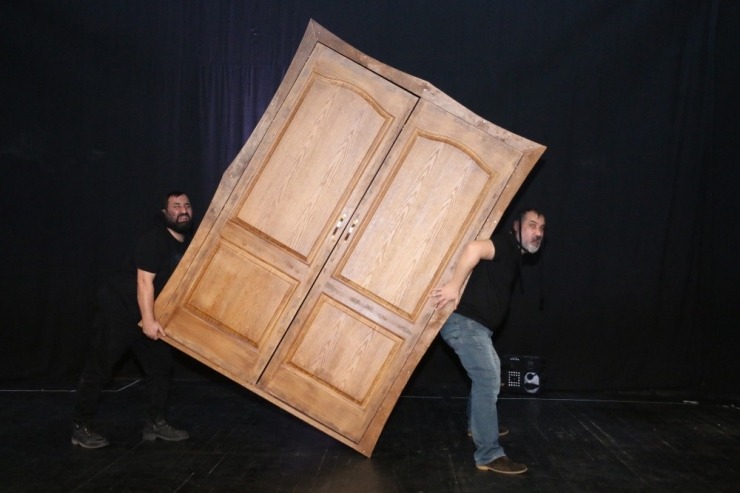 “Entrikalı Dolap Komedyası” Başlıyor