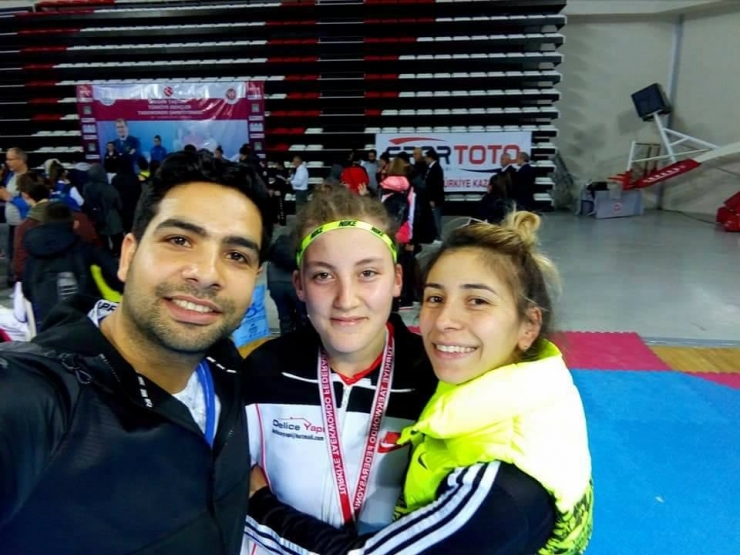 Koleksiyonuna Bir Madalya Daha Ekledi