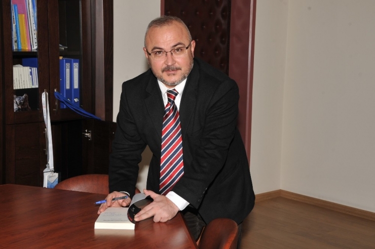 Prof. Dr. Kabadayı’nın İki Çeviri Kitabı Okuyucuyla Buluştu