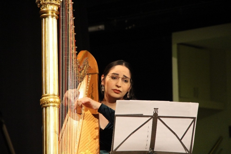Arpist Zeynep Öykü’den ’Barok’ Rüzgarı