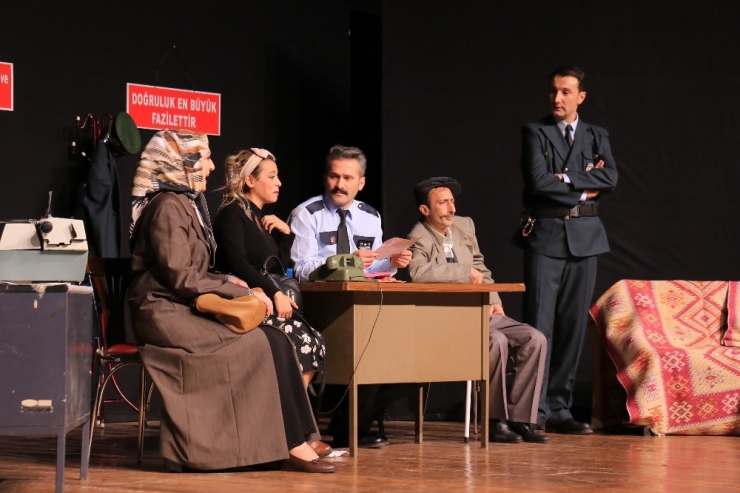 Nafile Dünya Tiyatrosu Büyük İlgi Gördü