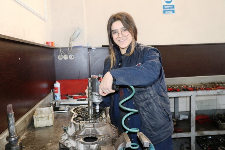 Oto Tamircisi Genç Kız, Yerli Otomobil Üretiminde Görev Almak İstiyor