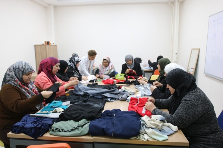 Sığınmacı Kadınlar Geçici Eğitim Merkezi’nde Meslek Sahibi Oluyor