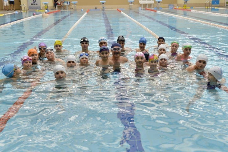 Tepebaşı’nın Çocukları Geleceğe Yüzüyor