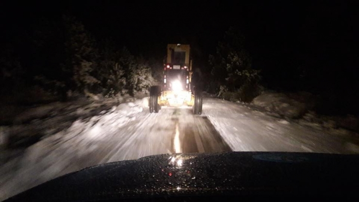 Manisa’nın Yüksek Kesimlerinde Karla Mücadele Aralıksız Sürüyor