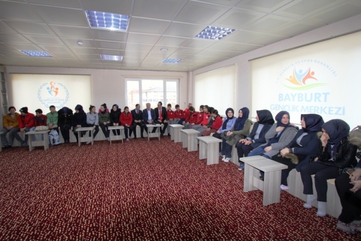 Bayburt Gençlik Merkezi’nden ‘Kitap Okuma Halkaları’ Projesine Destek