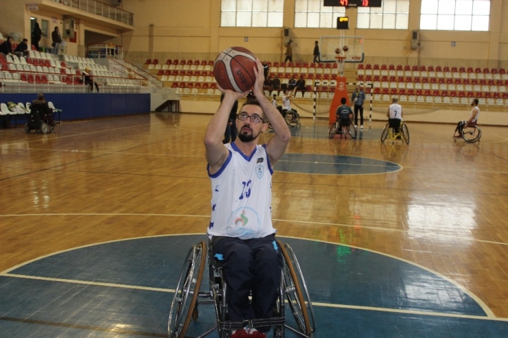 Üzerine Ağaç Devrilen Akut Gönüllüsü Felç Kaldı, Hayata Basketbolla Tutundu