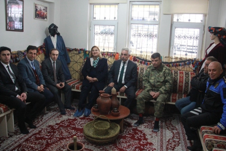 Vali Toprak’tan Kursiyerlere Malzeme Desteği