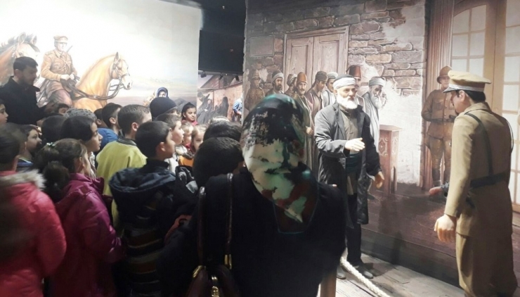 Büyükşehir Belediyesi 400 Öğrenciye Kültürel Gezi Düzenledi