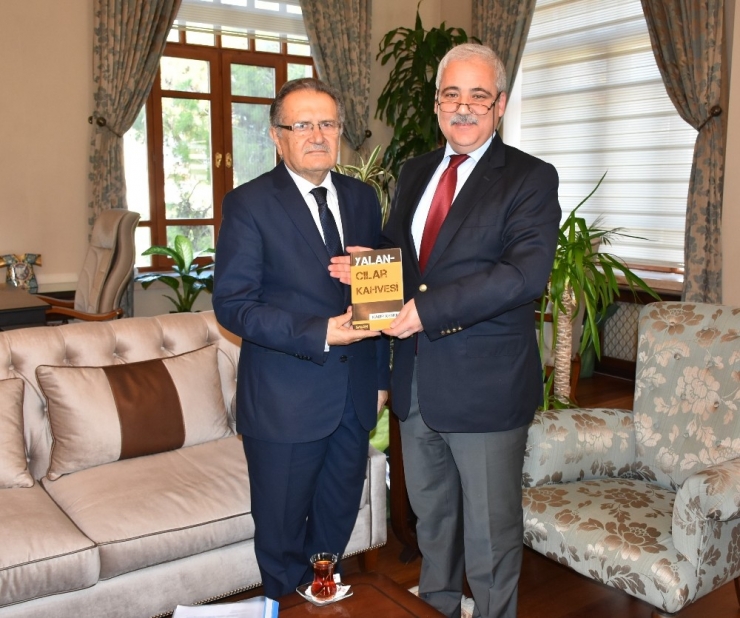 Manisalı Yazar Kitabını Vali Güvençer’e Hediye Etti