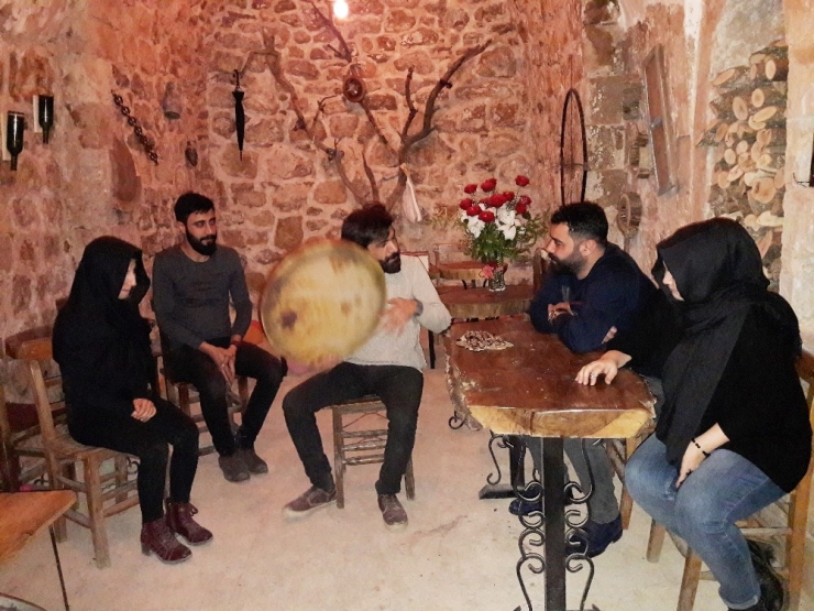 3 Dilde İlahi Okuyarak Okul Masraflarını Çıkarıyor