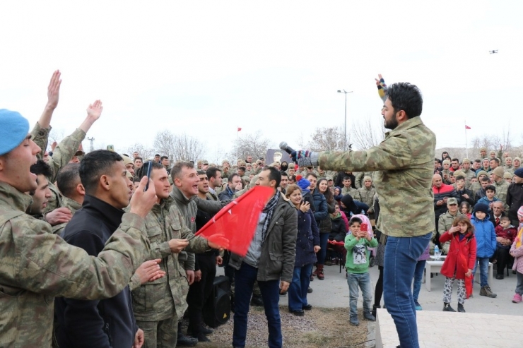 Sanatçı Yusuf Güney’den Mehmetçik’e Moral Konseri