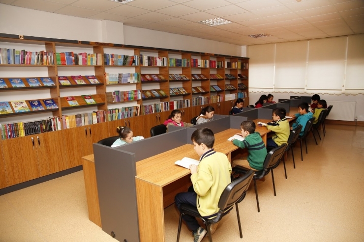 Şehitkamil Belediyesi Gençlik Kütüphanelerinin İlki Hizmete Girdi