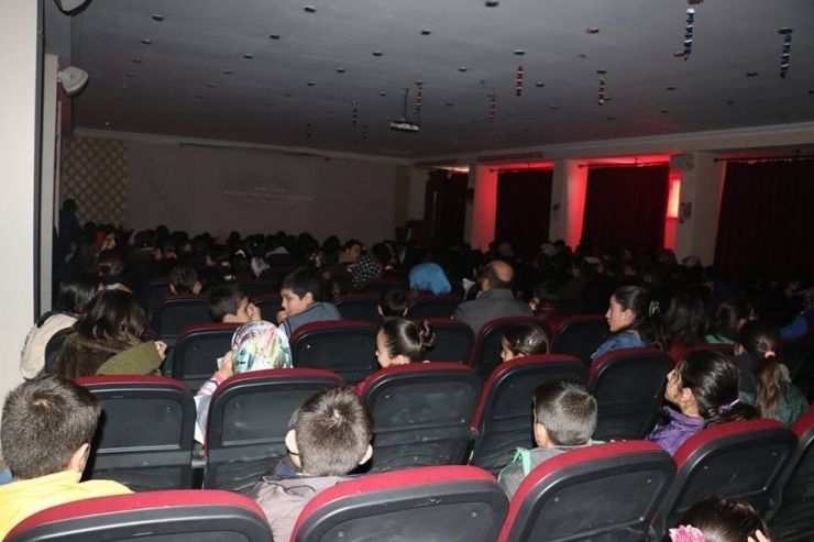 Tutaklılar Sinema İle Tanıştı