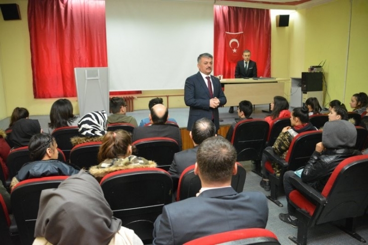 Vali Yazıcı İvrindi’de Öğrencilerle Kitap Okudu