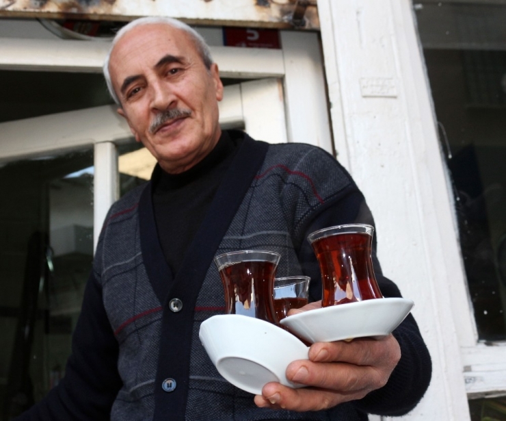 Yarım Asırdır Aynı Kahvede Çay Demliyor