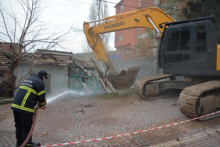 Tehlike Arz Eden Metruk Evler Yıkılıyor