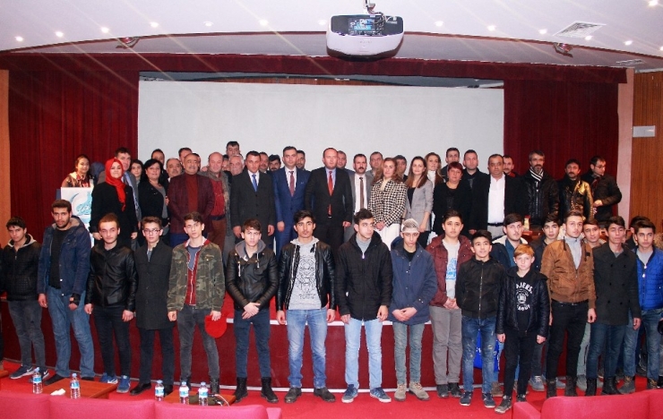 "Damarlarındaki Asil Kanı Kirletme" Konferansına Yoğun İlgi