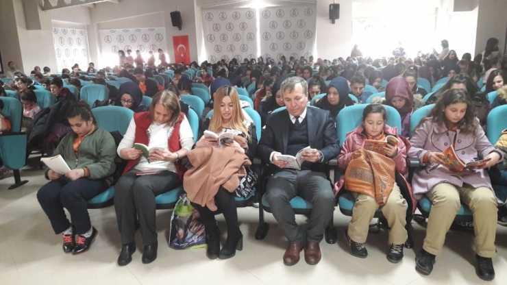 İki Okul Birleşerek 360 Öğrenciyle Okuma Etkinliği Düzenlendi