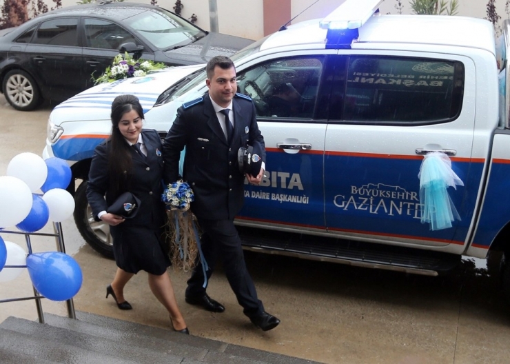 Nikahlarında Üniformalarını Giyen Çiftin Gelin Arabası Da Zabıta Aracı Oldu