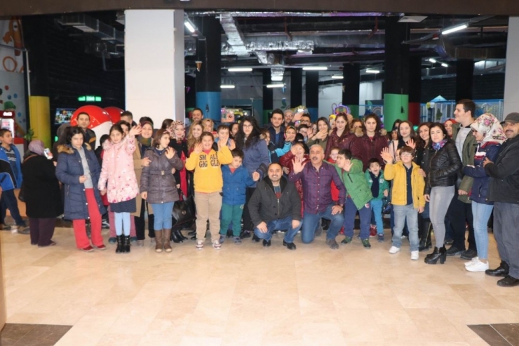 İş Adamı Leblebici’den Özel İnsanlara Karne Hediyesi