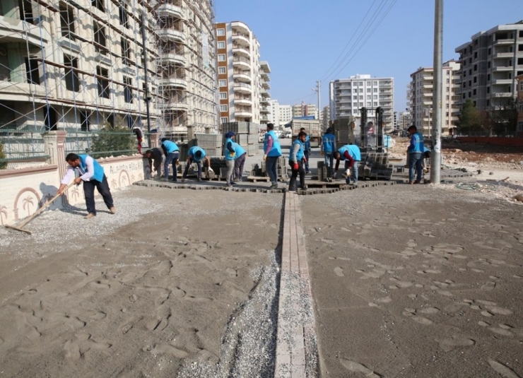 Karşıyaka Mahallesinde Beton Parke Çalışması Devam Ediyor