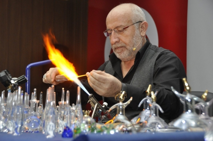 Ünlü Usta, Öğrencilere Cam Üflemeyi Öğretti