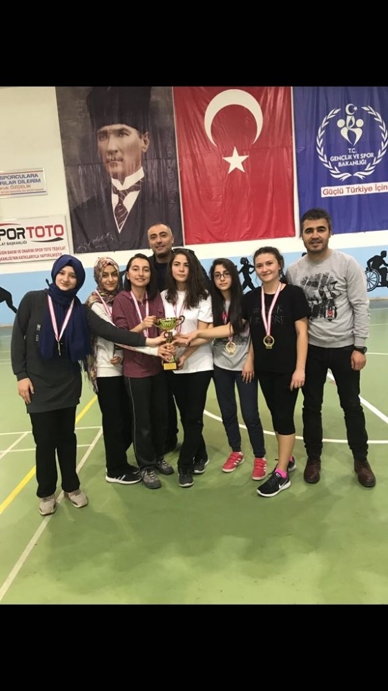 Fen Lisesi Öğrencileri Maç Esnasında Bile Ders Çalışıyor