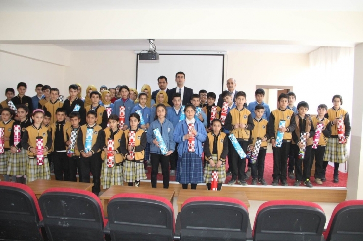 Çemişgezek’te Öğrencilere Satranç Takımı Hediye Edildi