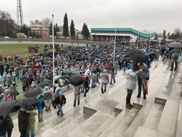 Metal İşçilerinden Yağmur Altında Meşaleli Eylem