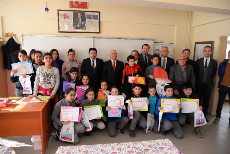 Öğrenciler Karne Ve Hediyelerini Aldılar