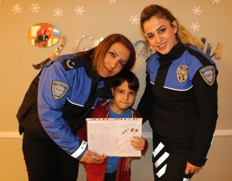 Polislerin Elinden Yemek Yiyen Yağız Karnesini De Polislerin Elinden Aldı