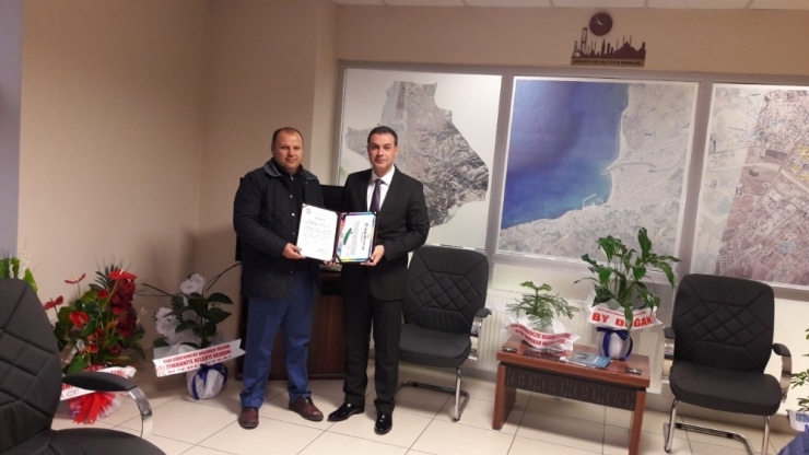 Burhaniye’de İdarecilere Teşekkür Belgesi