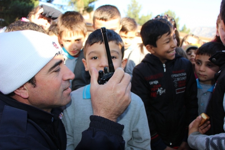 Polisten Yunus Emre’ye Telsiz Jesti