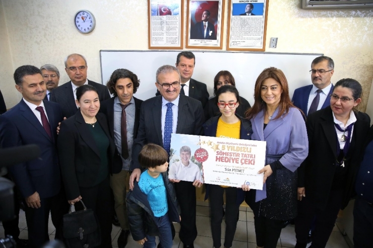 Antalya’da Okul Birincilerinin 5 Yıldızlı Tatili Başladı