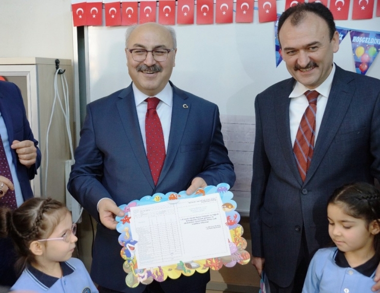 Öğrenciler Vali Köşger’e Karne Verdi